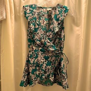 Fun and flirty tulip hem green wrap top!